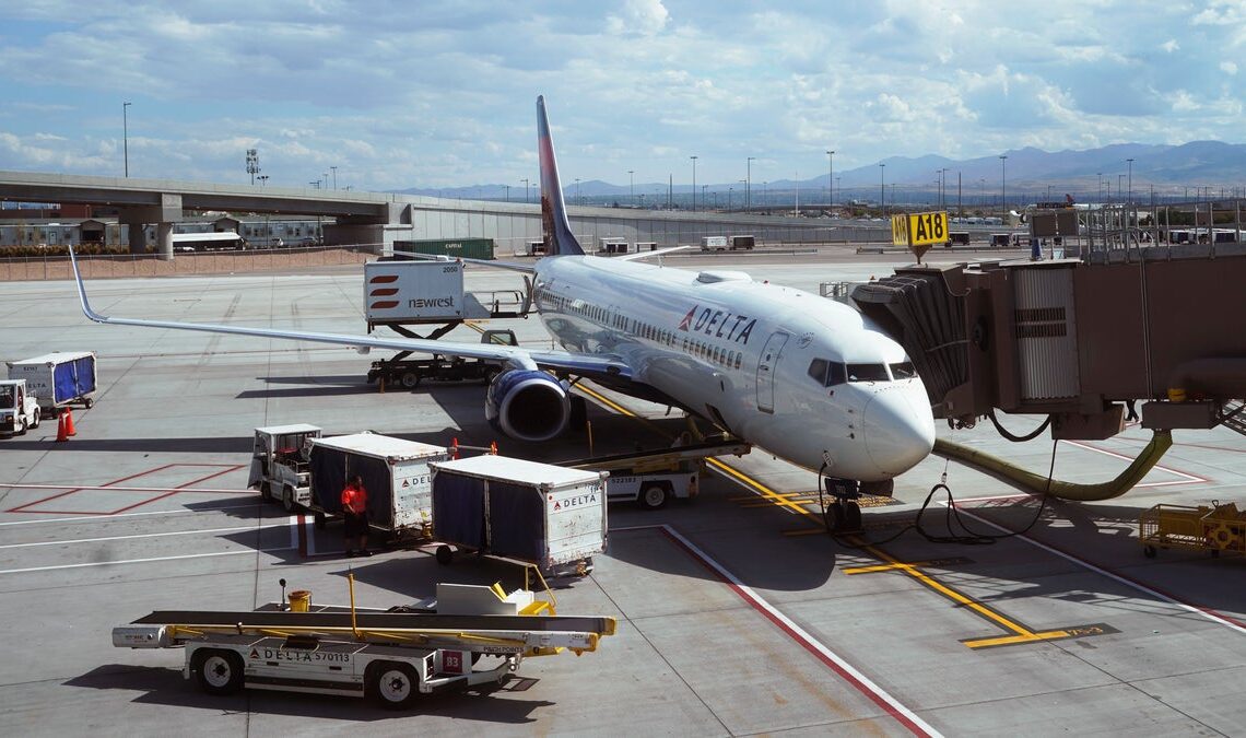 Delta passengers offered $10,000 to take a later flight