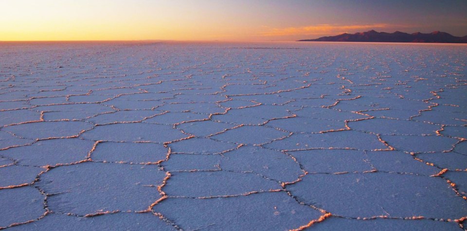 Waiting the sunrise in salar de Uyuni