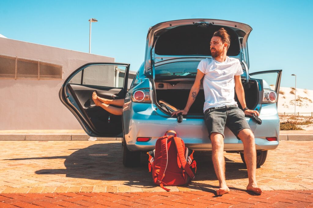 Man and woman hanging out with car (photo: Erik Odiin)