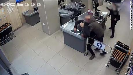 Dramatic video shows off-duty police officer stopping armed robbery in Spain 