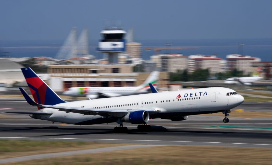 Man thrown off Delta flight after striking passenger and flight attendant