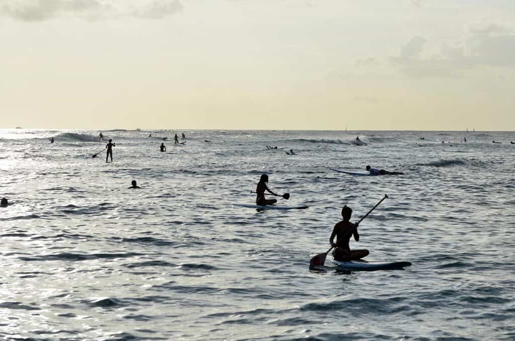 things to do in kona include surfing lessons