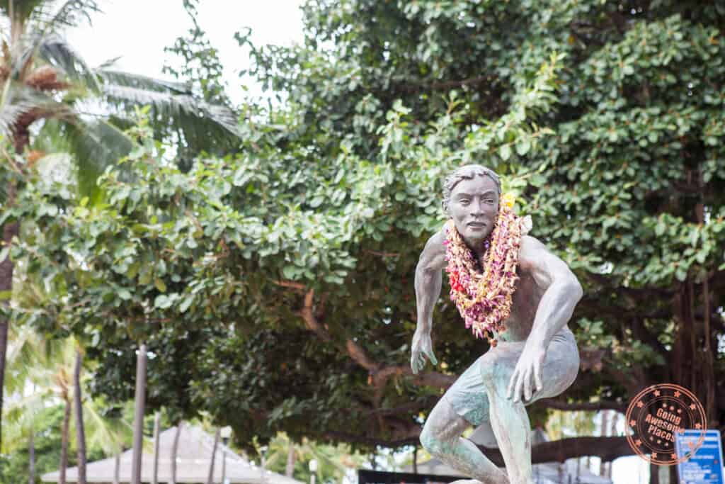 hawaiian surfing statue in best things to do in waikiki