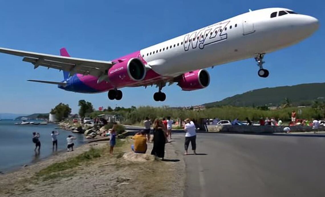 Tourists stunned as Wizz Air jet skims their heads on Greek beach