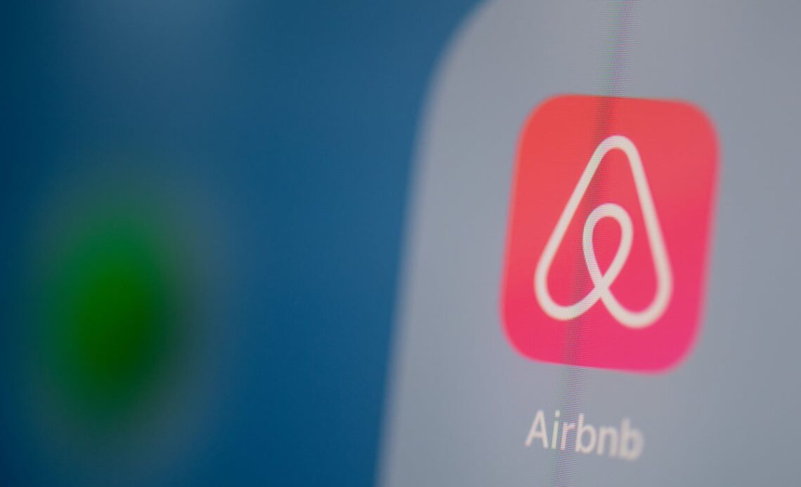 Airbnb guest slams host after being given chore list that includes laundry