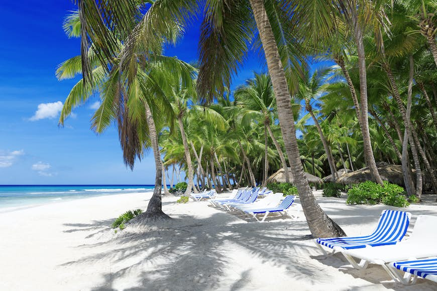 An empty sandy beach on Bermuda