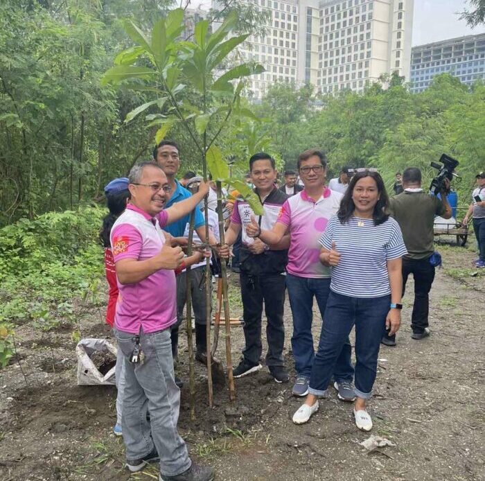 NPF Executive Director Gertie Duran-Batocabe with members of the Rotary Club Canlubang