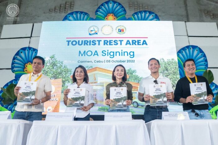 Joining the Secretary are Cebu Governor Gwen Garcia, Deputy Speaker and Cebu 5th District Representative Duke Frasco, Carmen Mayor Carlo Villamor and TIEZA - Tourism Infrastructure and Enterprise Zone Authority COO Mark Lapid.