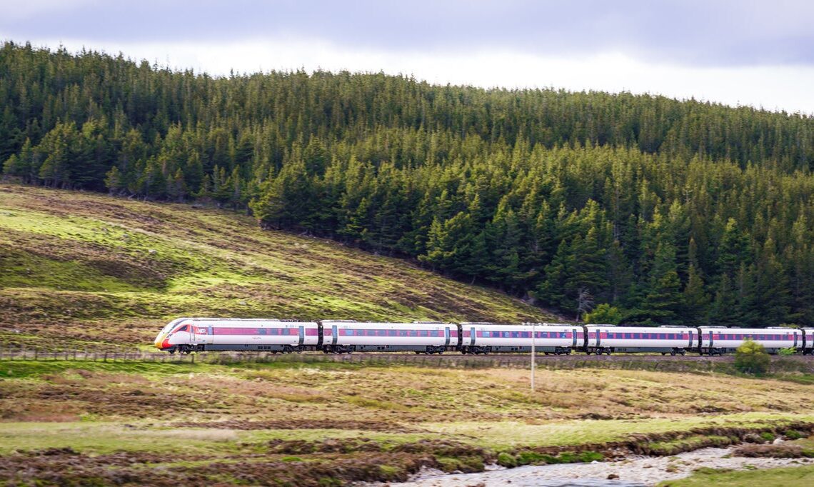 Taking one train instead of driving this autumn could save 186,200 tonnes of CO2, study claims