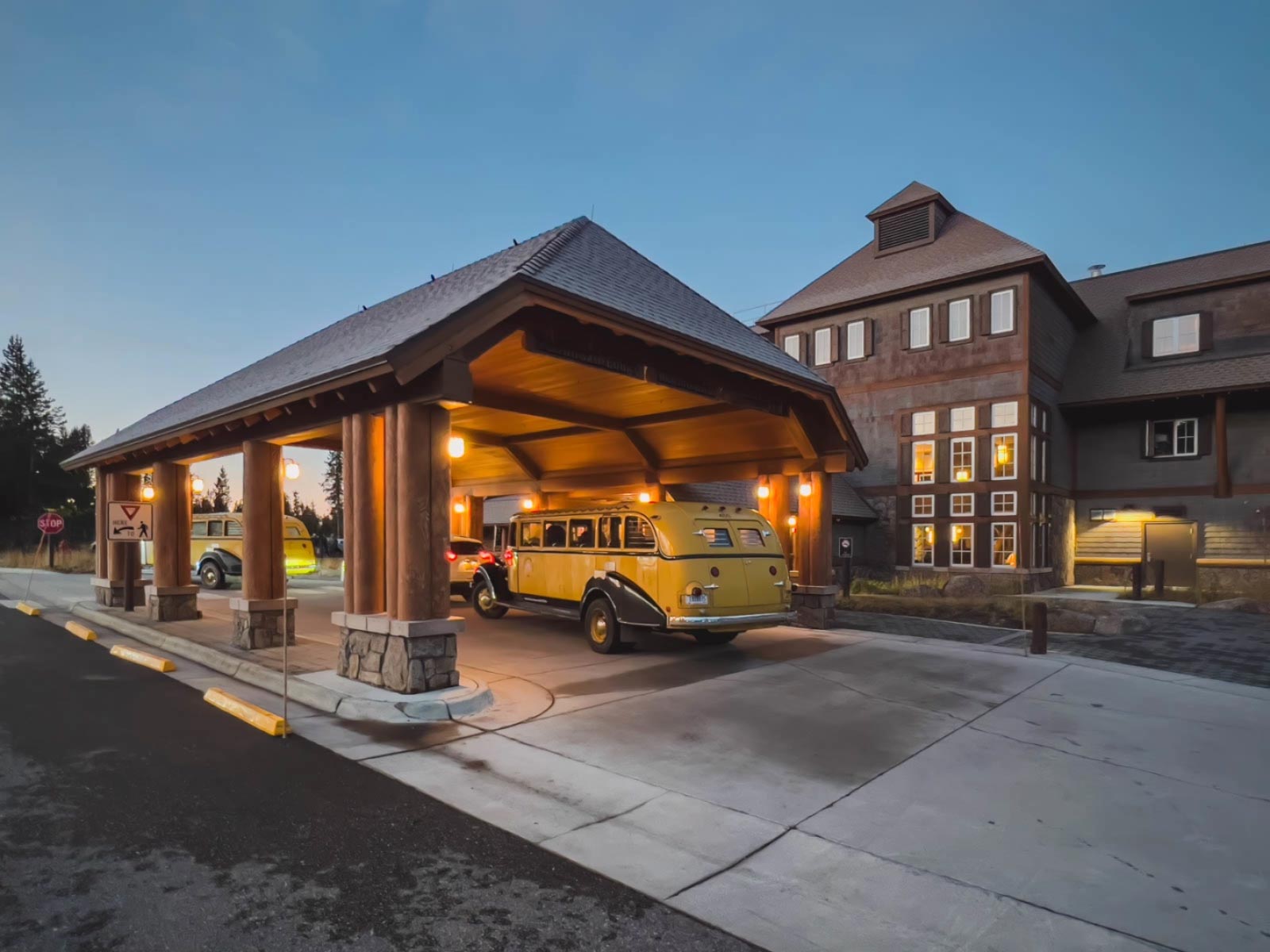 where to stay in yellowstone canyon village