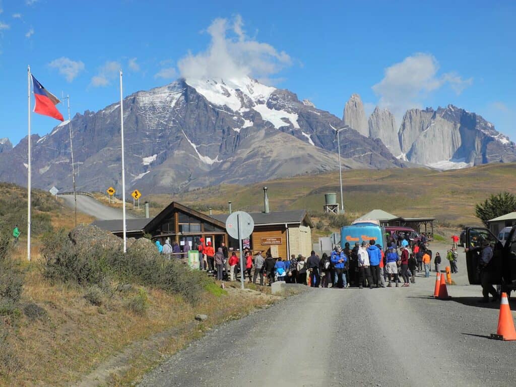 w trek crowds in torres del pain national park