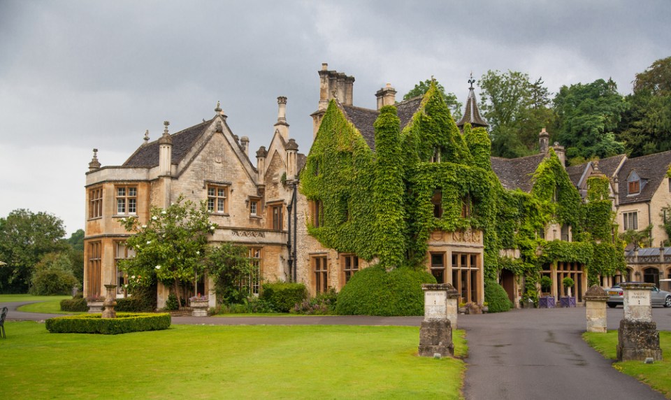 England, Castle Combe, unique old English village. Old house and park — Stock Photo, ImageEditorial Use Only England, Castle Combe, unique old English village