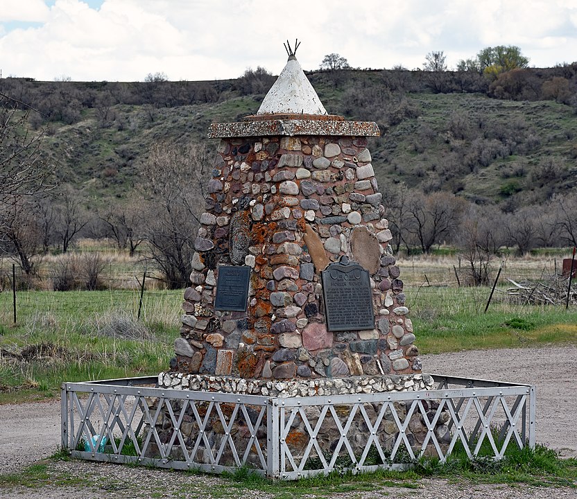 Monument erected near the site in 1932, Boa Ogoi