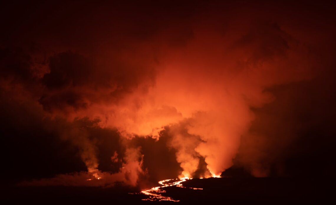 Mauna Loa: Tourists flock to Hawaii to see two volcano eruptions