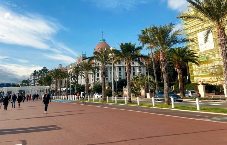 Taking a walk on the Promenade des Anglais is one of the best things to do in Nice