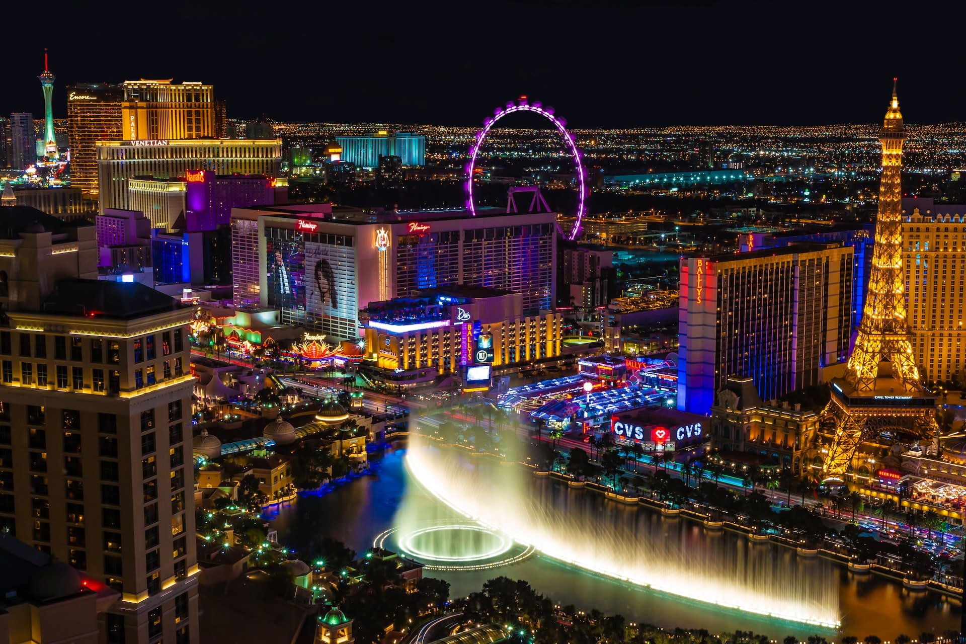 Vegas at night (photo: Julian Paefgen)