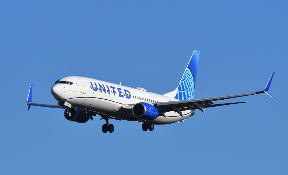 United Airlines flight plummets 1,400ft in under a minute