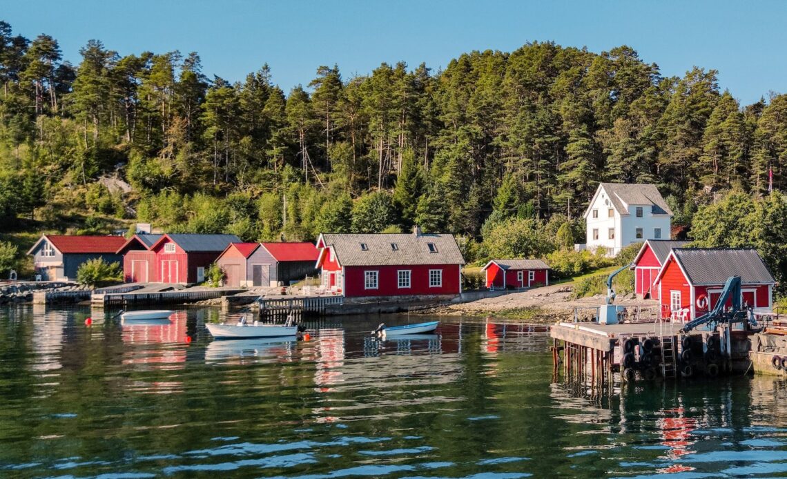 Norwegian village in a fjord (photo: op23)