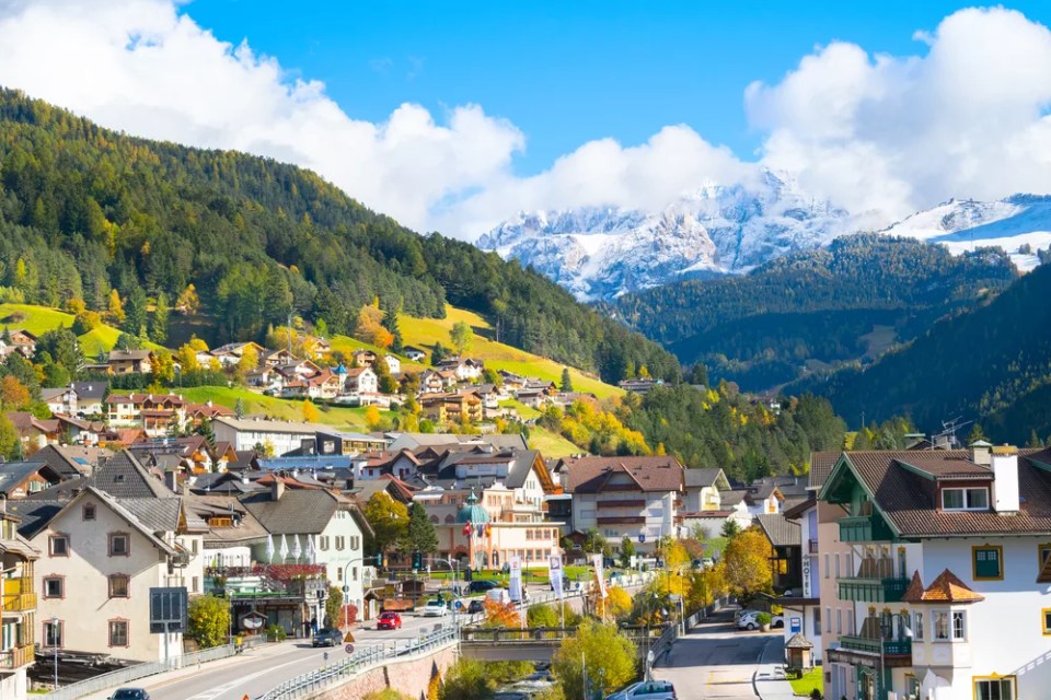 World Heritage Site, the Dolomites form a mountain range located in the Alps of Italy covering an area of ​​more than 141.000 hectares and peaks over 3.000 meters high. An immense variety of trails, lakes, unique villages and breathtaking landscapes are present in every little bit of this place.