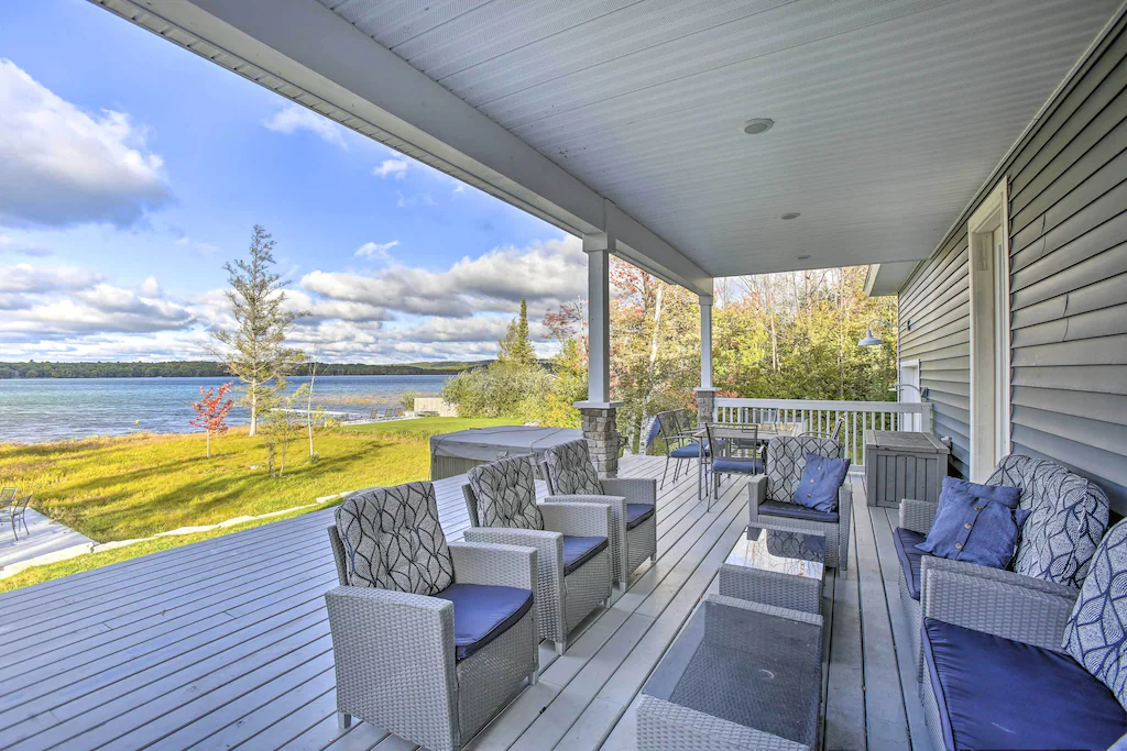 Lakefront cabin views