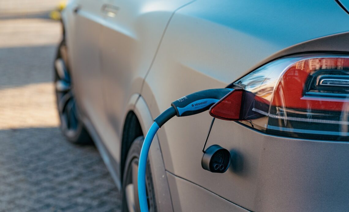 Charging an electric car (photo: Ernest Ojeh)