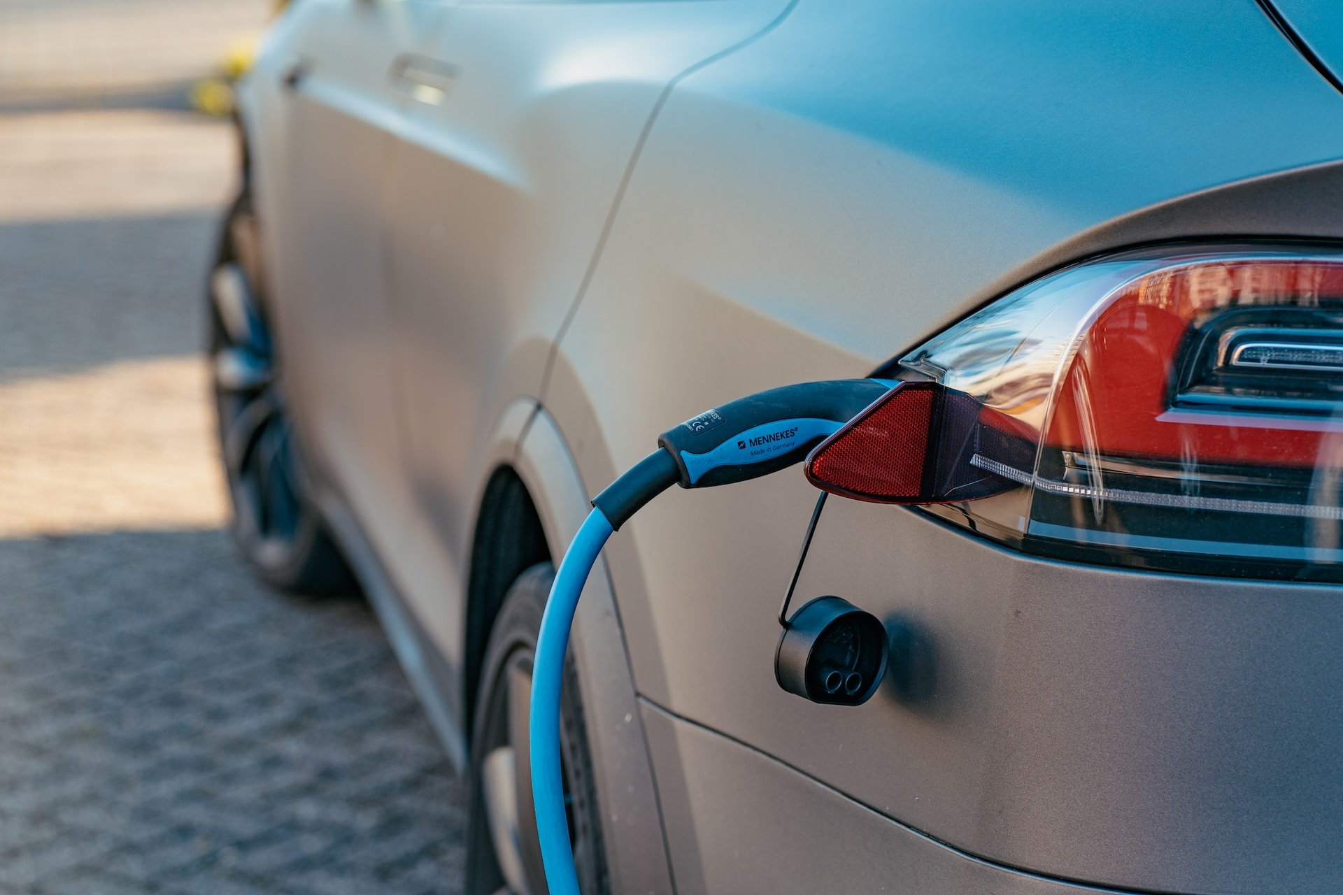 Charging an electric car (photo: Ernest Ojeh)