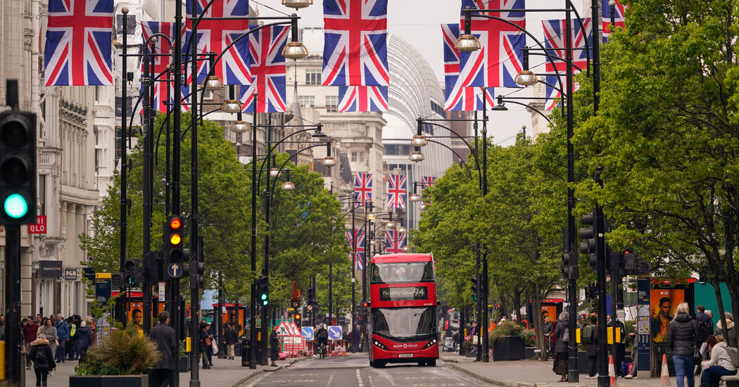 London’s Coronation Countdown: Travelers Arrive, Others Flee