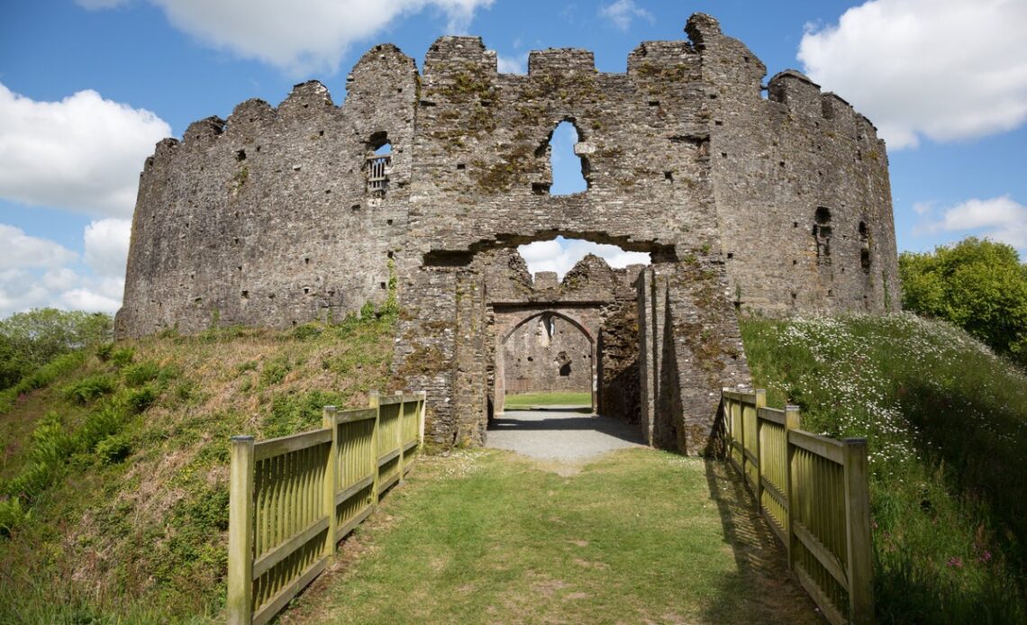 English Heritage castle closes due to ‘terrifying’ bee swarms