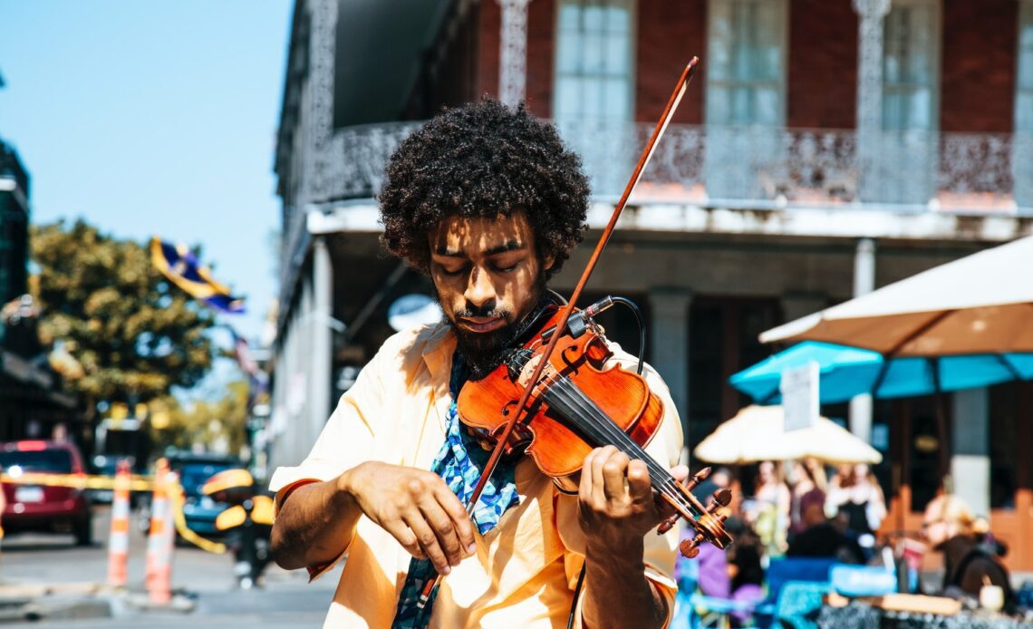 Street musician in New Orleans French Quarter (photo: William Recinos)