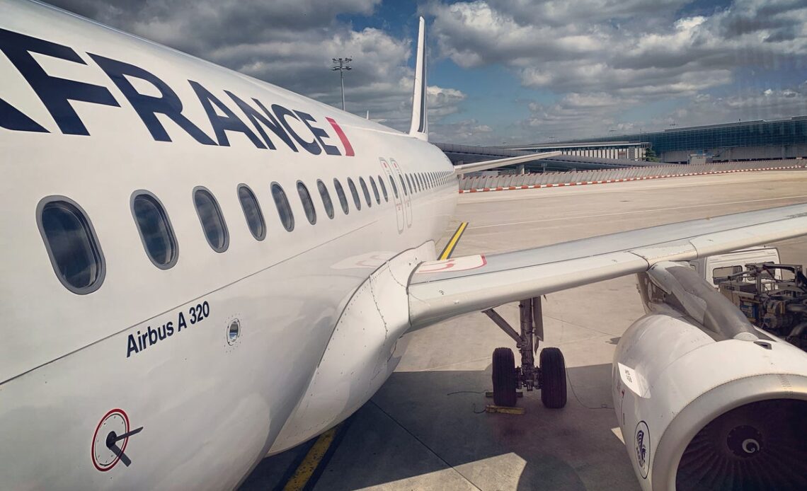France bans short-haul flights in bid to cut carbon emissions