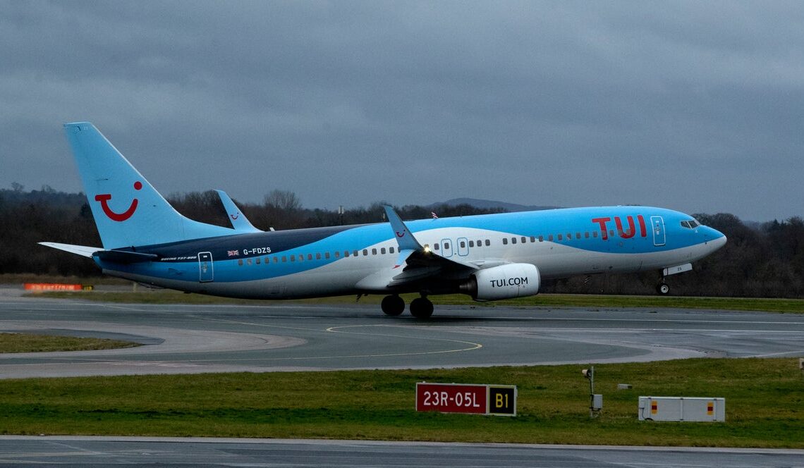 Tui passengers in tears as extreme turbulence forces pilot to abort Tenerife landing after two attempts