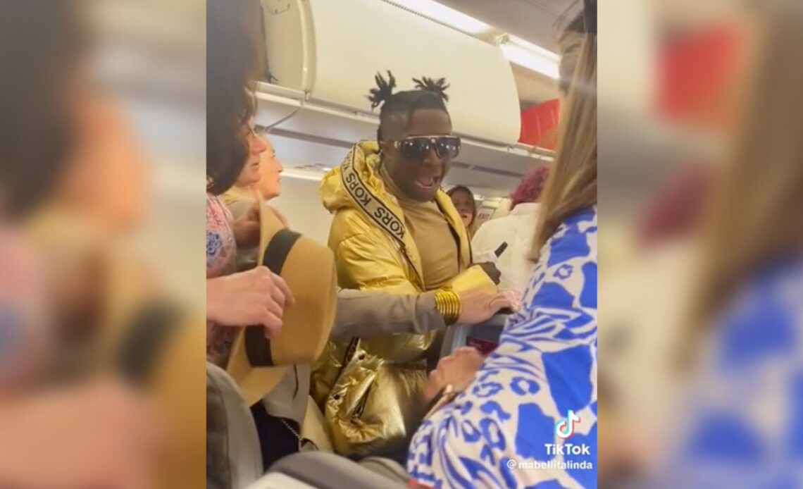 ‘We’ve got a hostile one back here’: Man pushes past passengers on crowded flight
