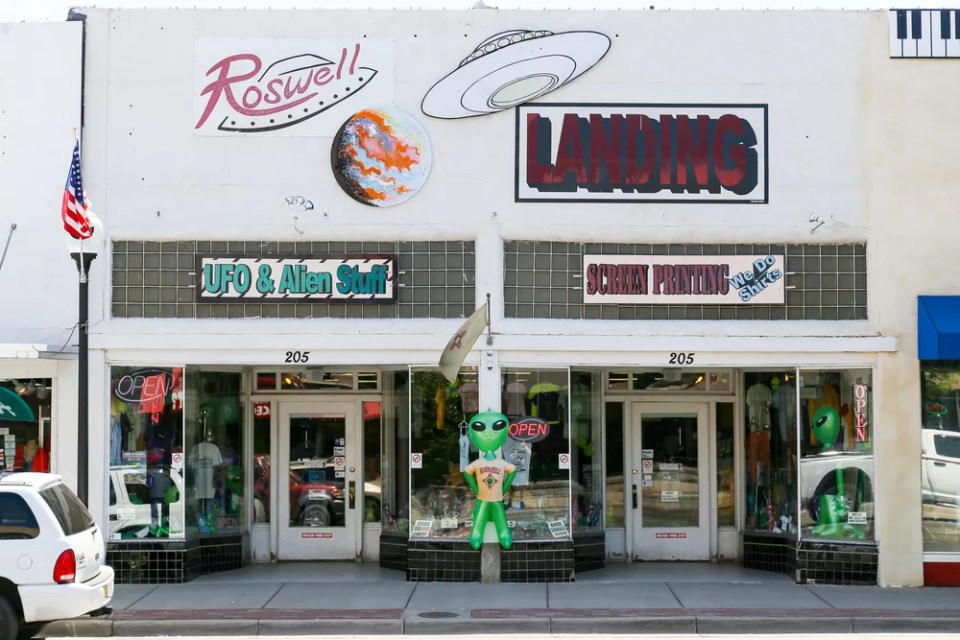 A gift shop named Roswell Landing on main street in Roswell, New Mexico.