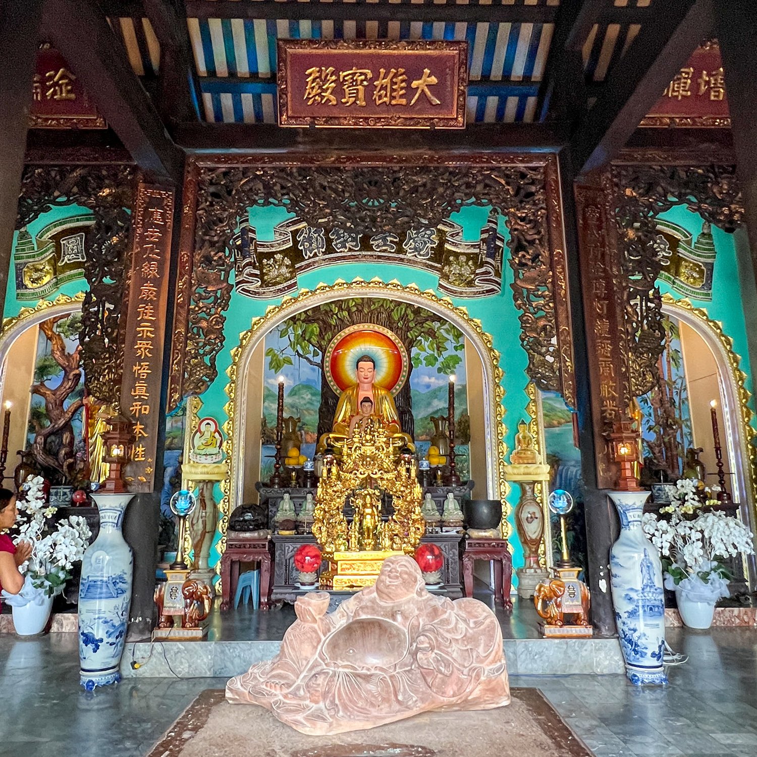 Buddhist shrine at Ling Ung Pagoda