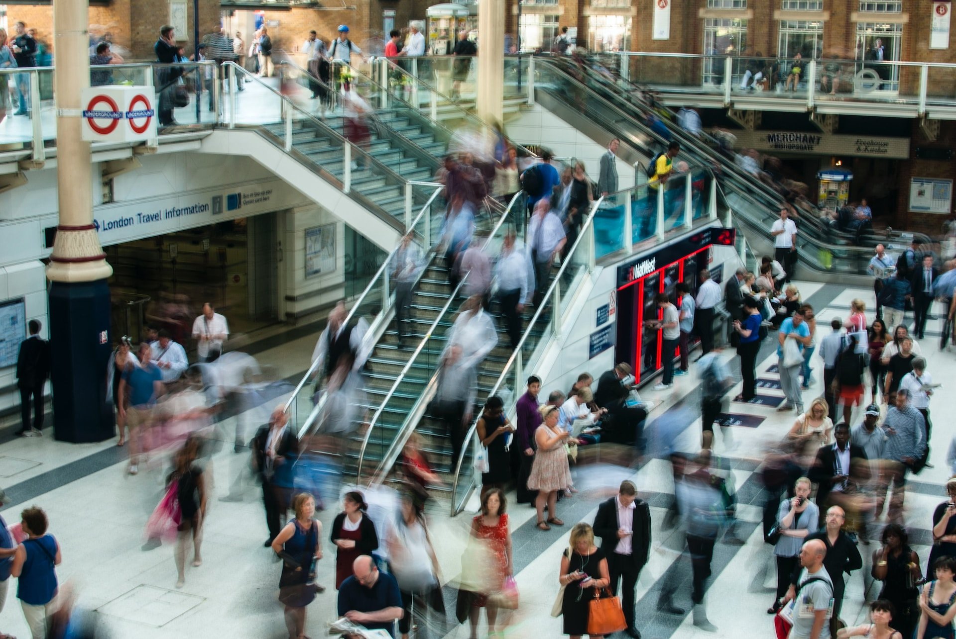 Crowded station in London (photo: Anna Dziubinska)