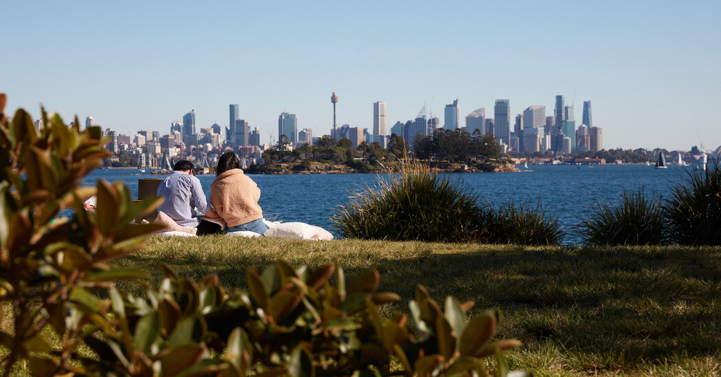 A Walk in Sydney: Sea, Bushland and City Views