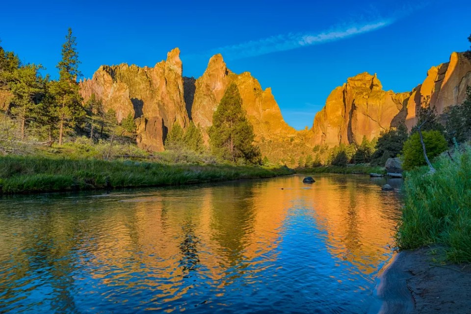 Sunrise view of Smith rock State Park and the crooked River in Oregon