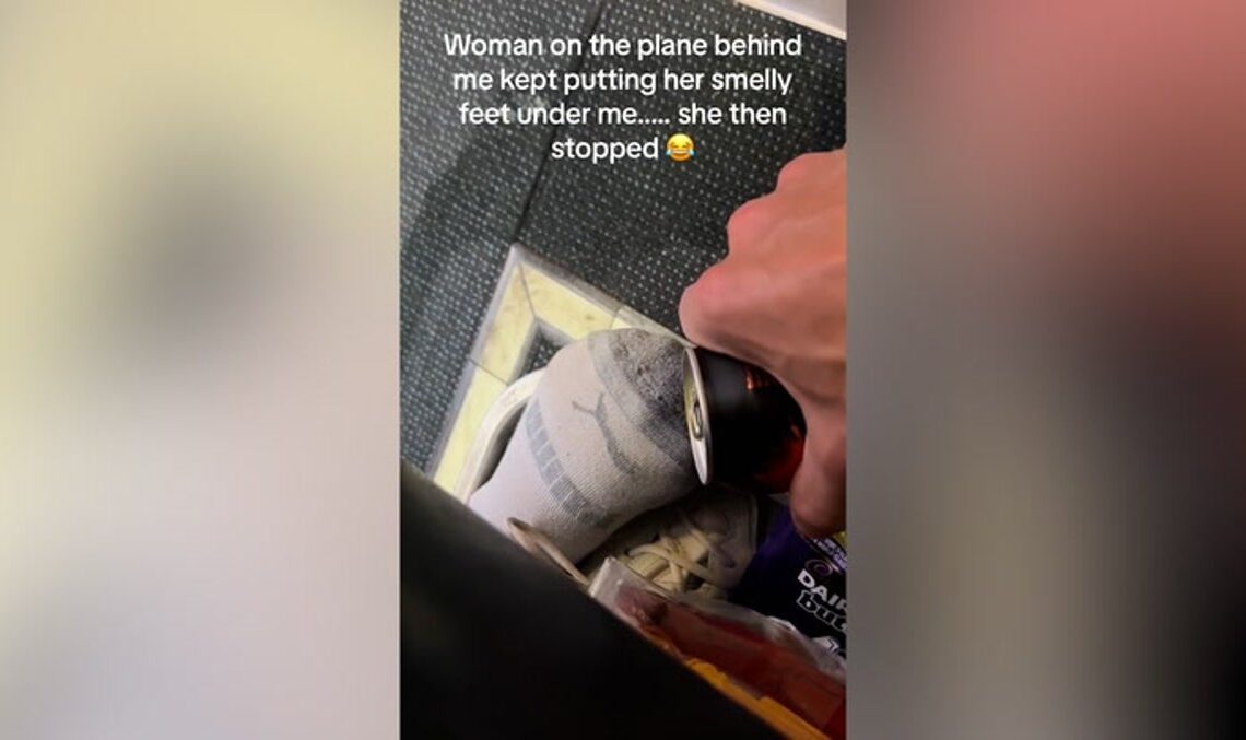 Watch a man taking revenge on plane passenger’s ‘smelly feet’ | Lifestyle