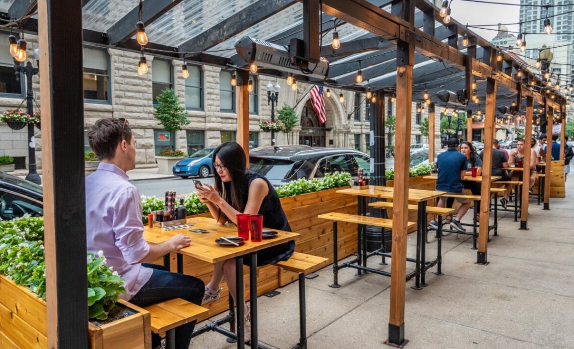 People eating at a sidewalk cafe in Chicago