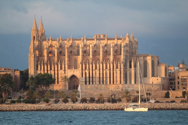 Neautiful La Seu Cathedral is one of the  best things to do in Palma de Mallorca