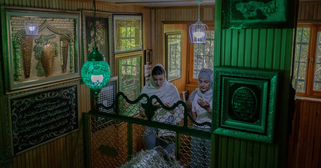 In Istanbul, Tombs of Religious Figures Still Draw Pilgrims