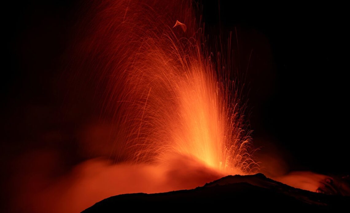 Mount Etna volcanic eruption forces Sicilian airport to close