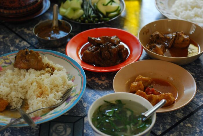 Traditional Burmese curry set with soup, rice, vegetables, fish sauce (condiments) and the curries by magical-world via Wikimedia cc