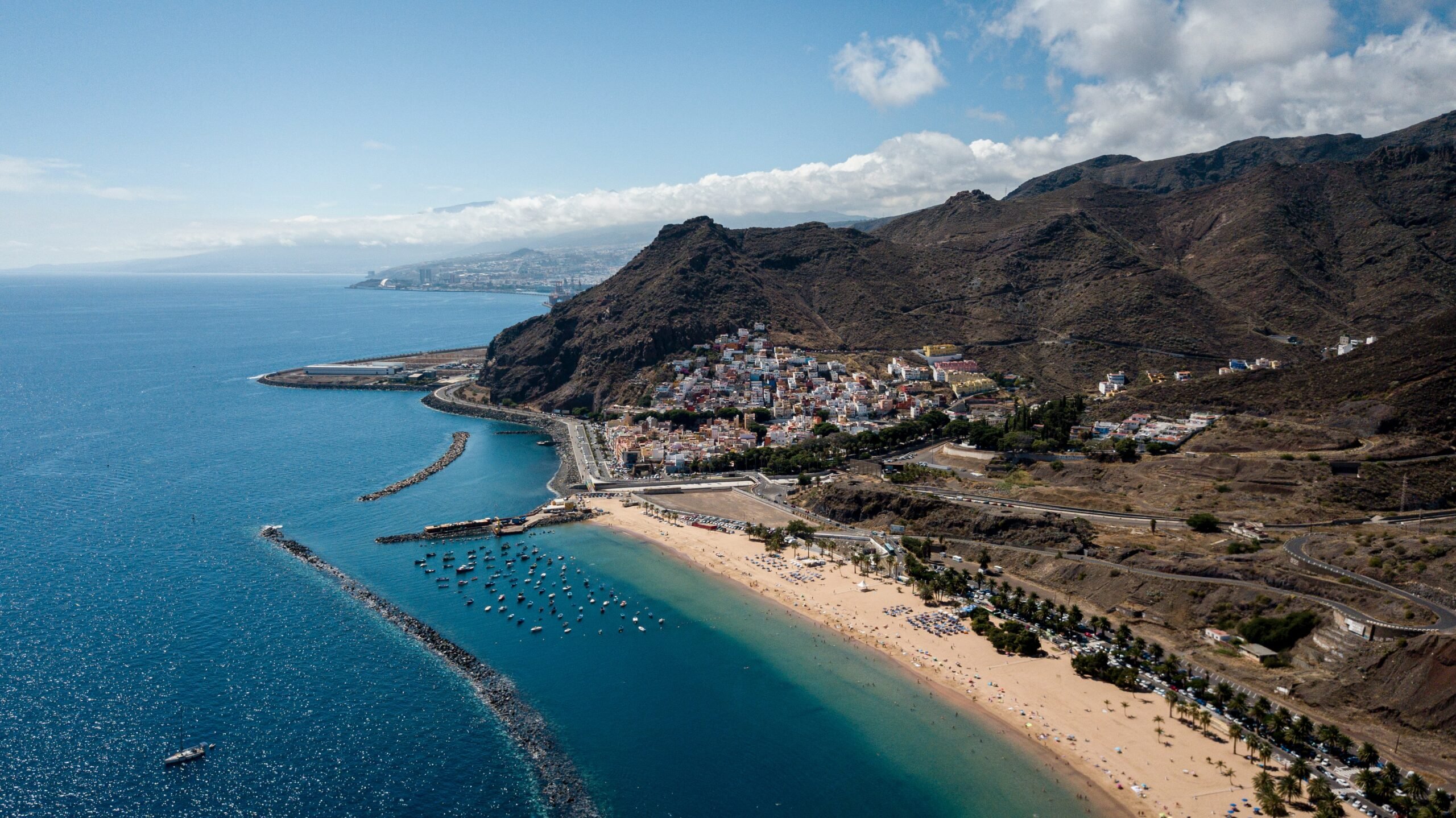 Beach in Tenerife (photo: Maxim Berg via Unsplash)