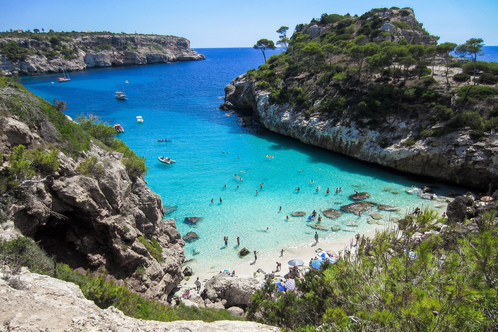 A pretty beach in Majorca, one of the most popular European islands for British holidaymakers (photo: Fa from Pixabay)