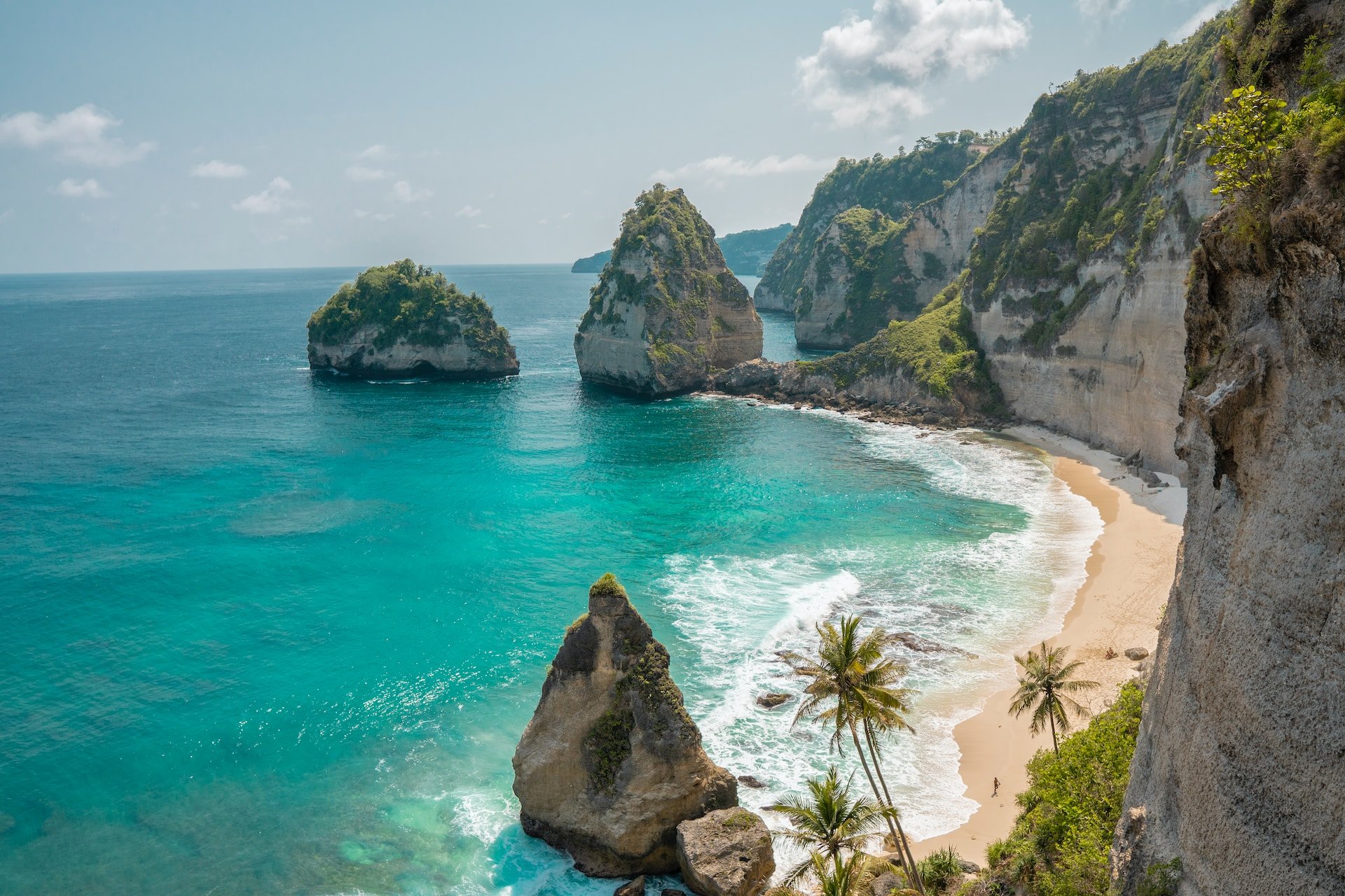 Beach and cliffs on Bali, a popular remote work destination (photo: Alfiano Sutianto)