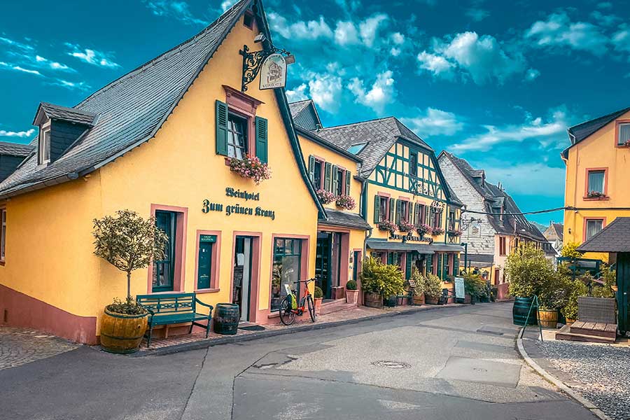 Image of a yellow half timbere building located on the edge of Rudesheim, Germany