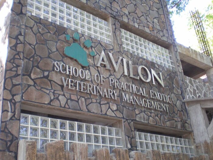 Avilon School of Practical Exotic Veterinary Management building by Dar_book via Wikimedia cc