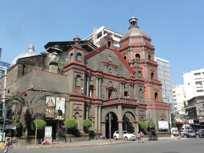 Binondo Church in front of Plaza San Lorenzo Ruiz, Binondo, Manila by Patrick Roque via Wikimedia cc
