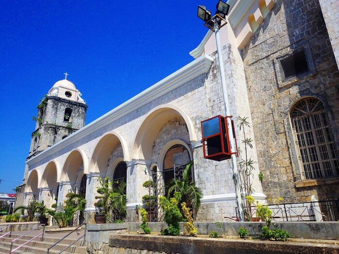 Side entrances of the Tagbilaran Cathedral by KisekiLacroix via Wikimedia cc